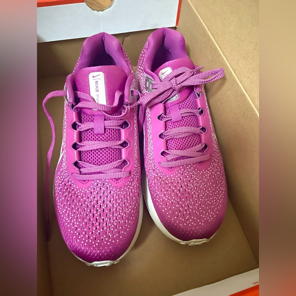 Nike Winflo 11 Premium Women's size 8 NEW